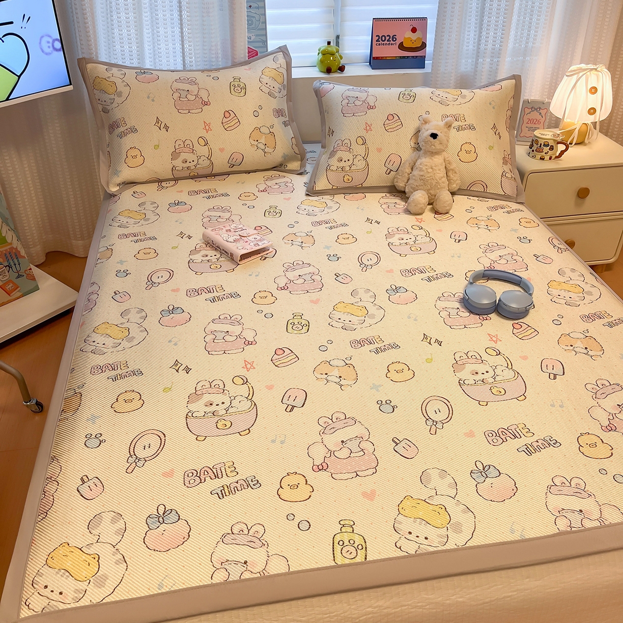 91家纺网 家纺一手货源 找家纺 懒猫家纺 2026春夏新款600D数码印花冰藤凉席席子-床席款 小猫泡泡浴