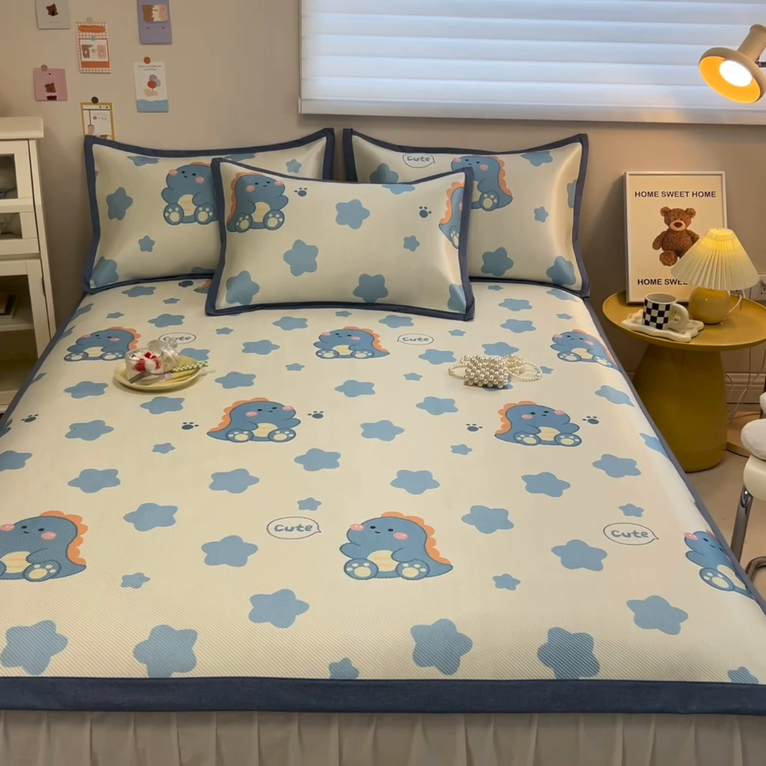 91家纺网 家纺一手货源 找家纺 懒猫家纺 2026春夏新款600D数码印花冰藤凉席席子-床席款 小恐龙