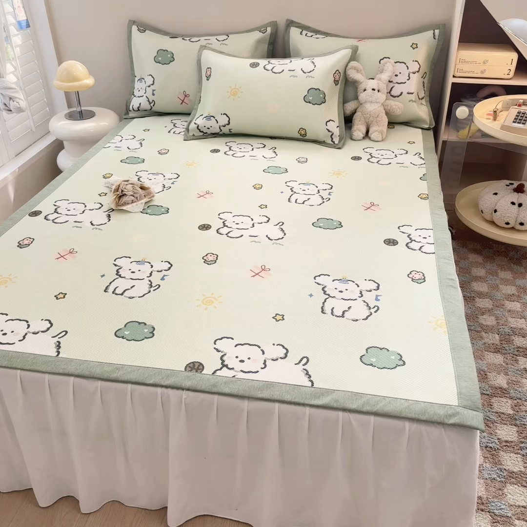 91家纺网 家纺一手货源 找家纺 懒猫家纺 2026春夏新款600D数码印花冰藤凉席席子-床席款 玩耍小狗-绿