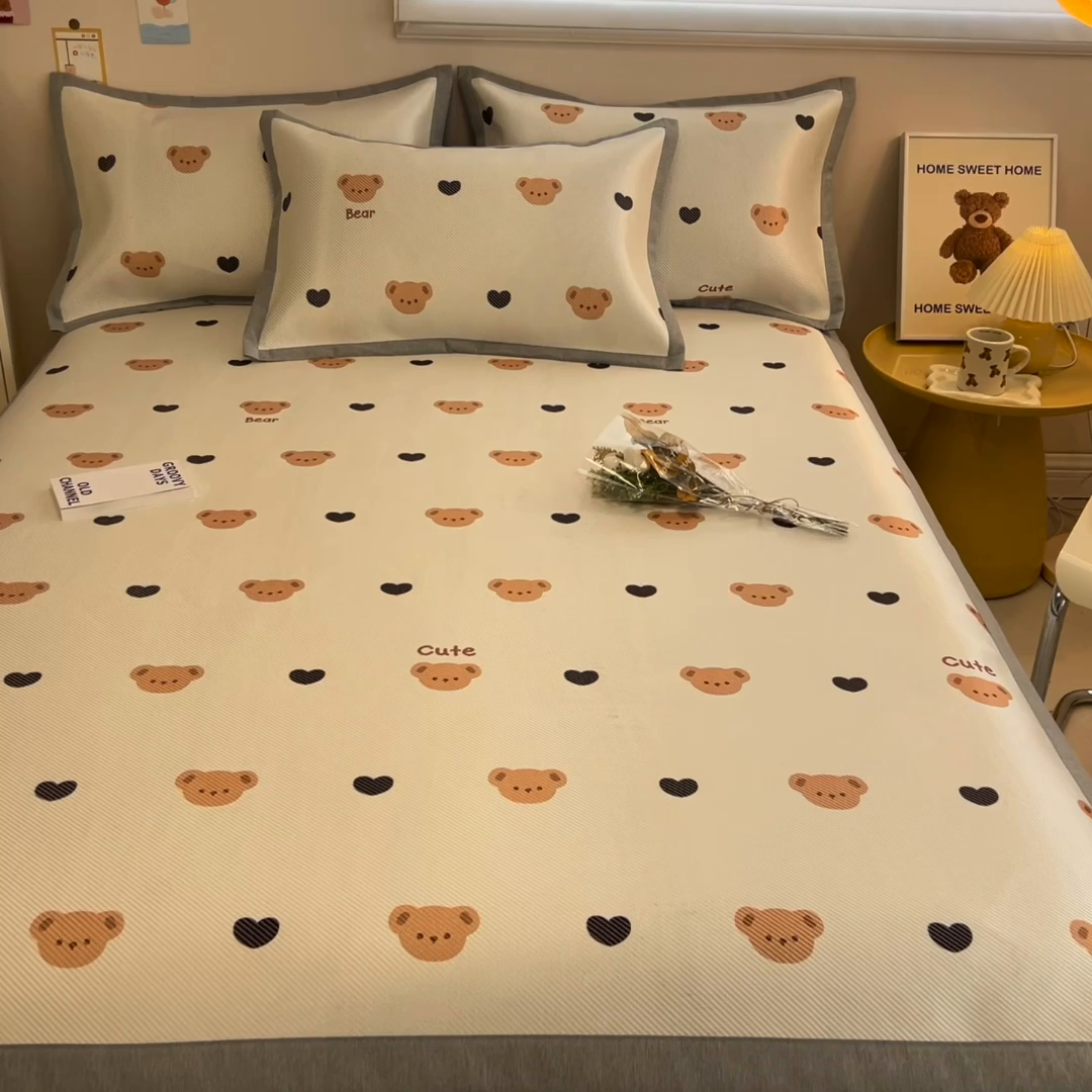 91家纺网 家纺一手货源 找家纺 懒猫家纺 2026春夏新款600D数码印花冰藤凉席席子-床席款 小熊仔