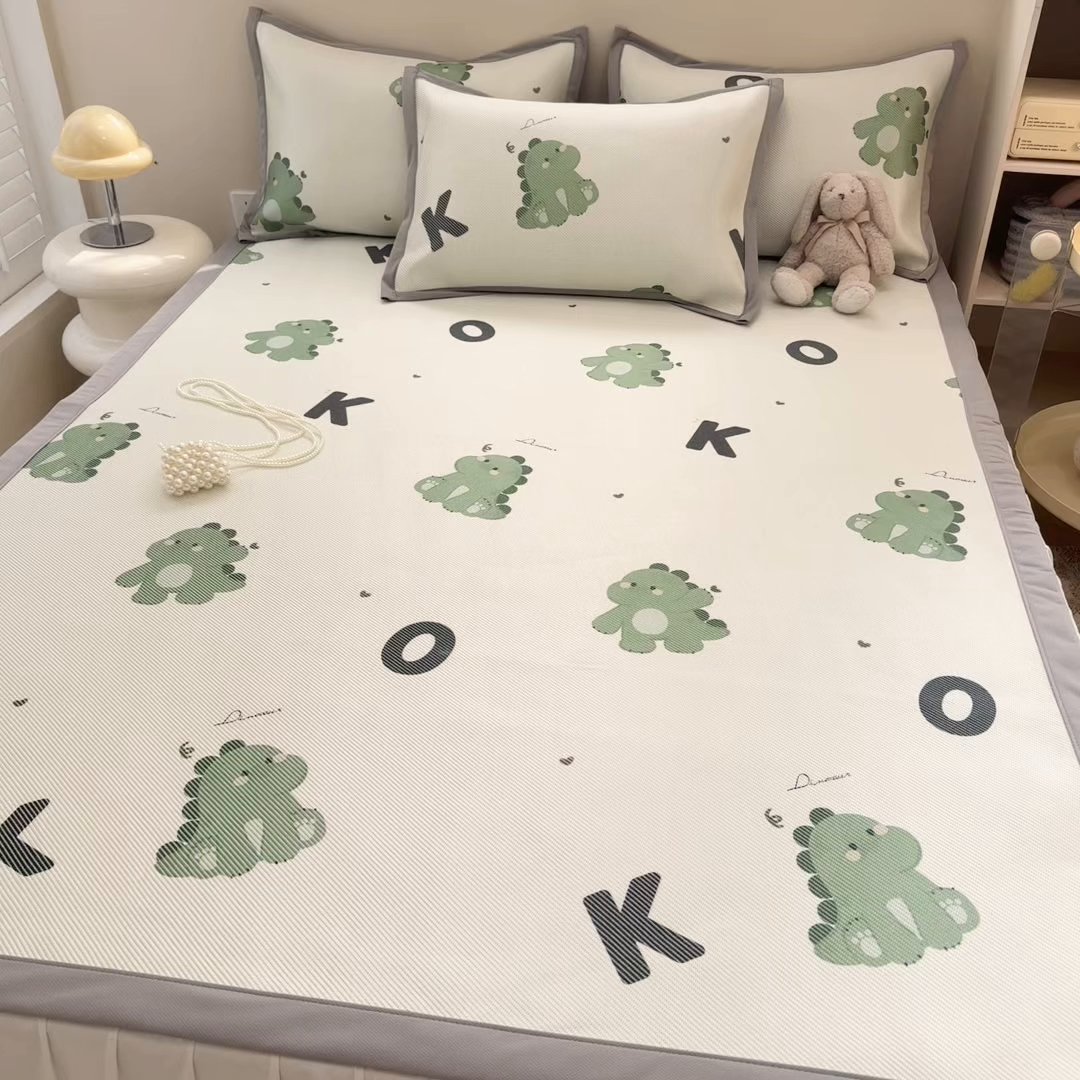 91家纺网 家纺一手货源 找家纺 懒猫家纺 2026春夏新款600D数码印花冰藤凉席席子-床席款 小恐龙怪兽