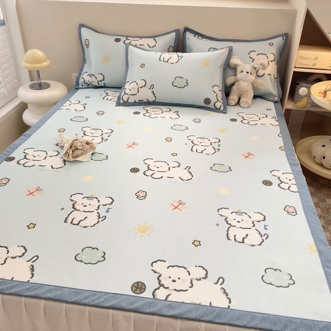 91家纺网 家纺一手货源 找家纺 懒猫家纺 2026春夏新款600D数码印花冰藤凉席席子-床席款 玩耍小狗-蓝