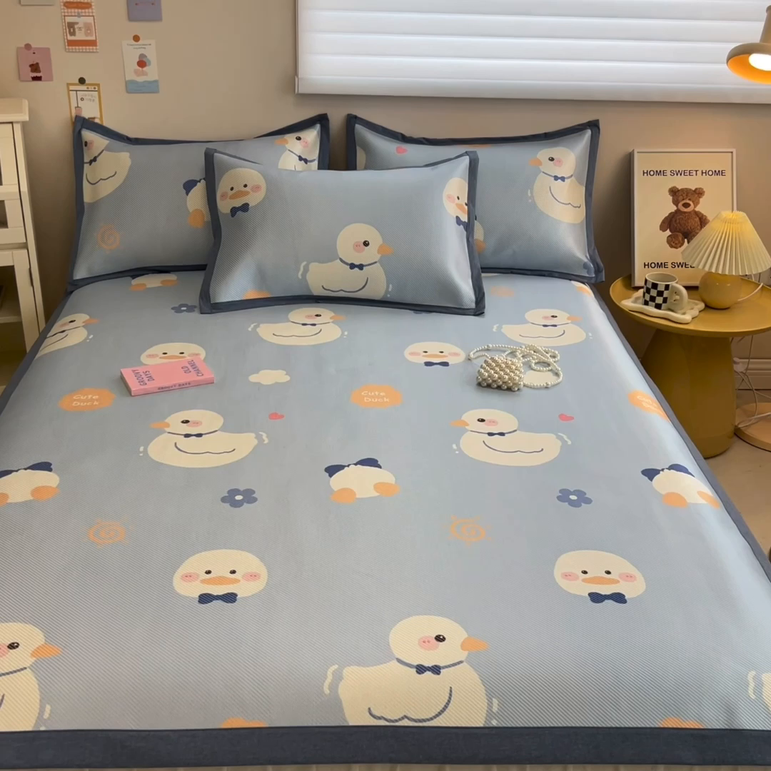 91家纺网 家纺一手货源 找家纺 懒猫家纺 2026春夏新款600D数码印花冰藤凉席席子-床席款 小鸭子