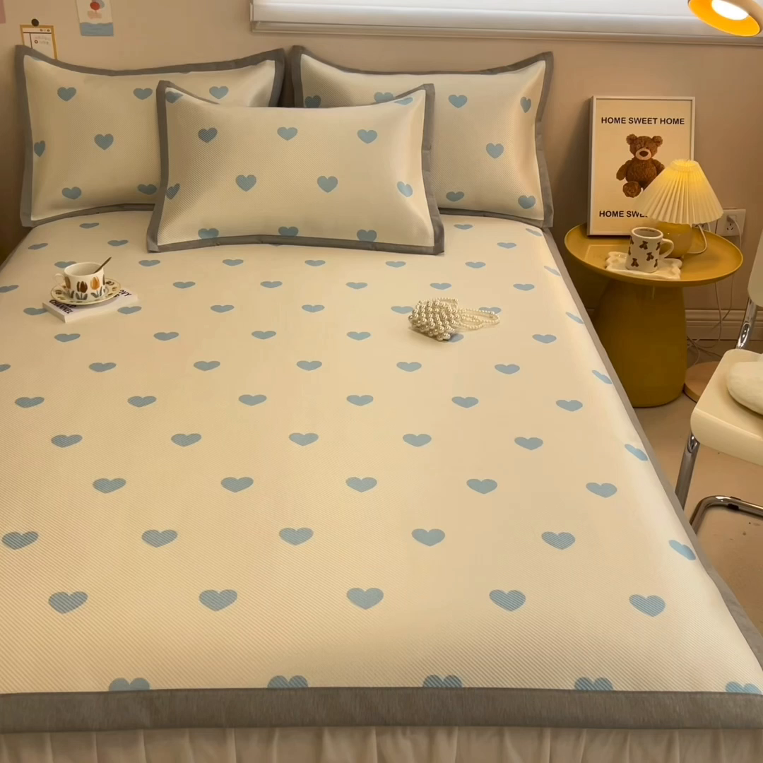 91家纺网 家纺一手货源 找家纺 懒猫家纺 2026春夏新款600D数码印花冰藤凉席席子-床席款 小爱心