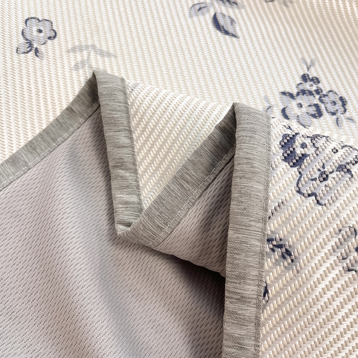 91家纺网 家纺一手货源 找家纺 懒猫家纺 2026春夏新款600D数码印花冰藤凉席席子-床笠款 时光清浅