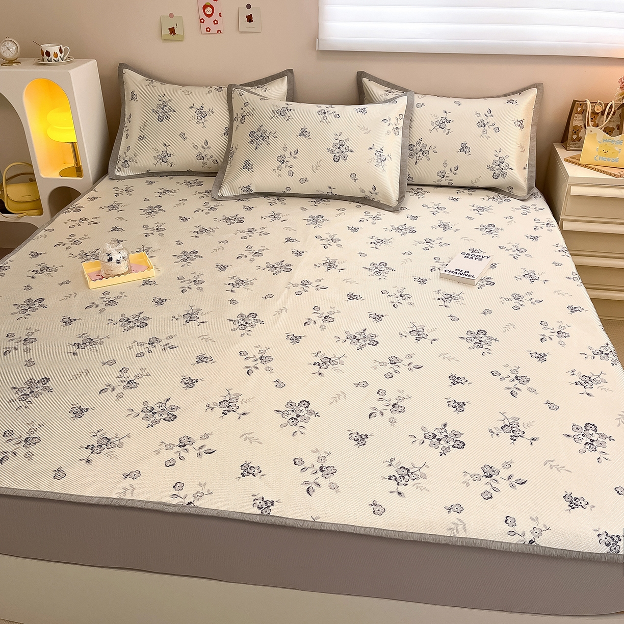 91家纺网 家纺一手货源 找家纺 懒猫家纺 2026春夏新款600D数码印花冰藤凉席席子-床笠款 时光清浅