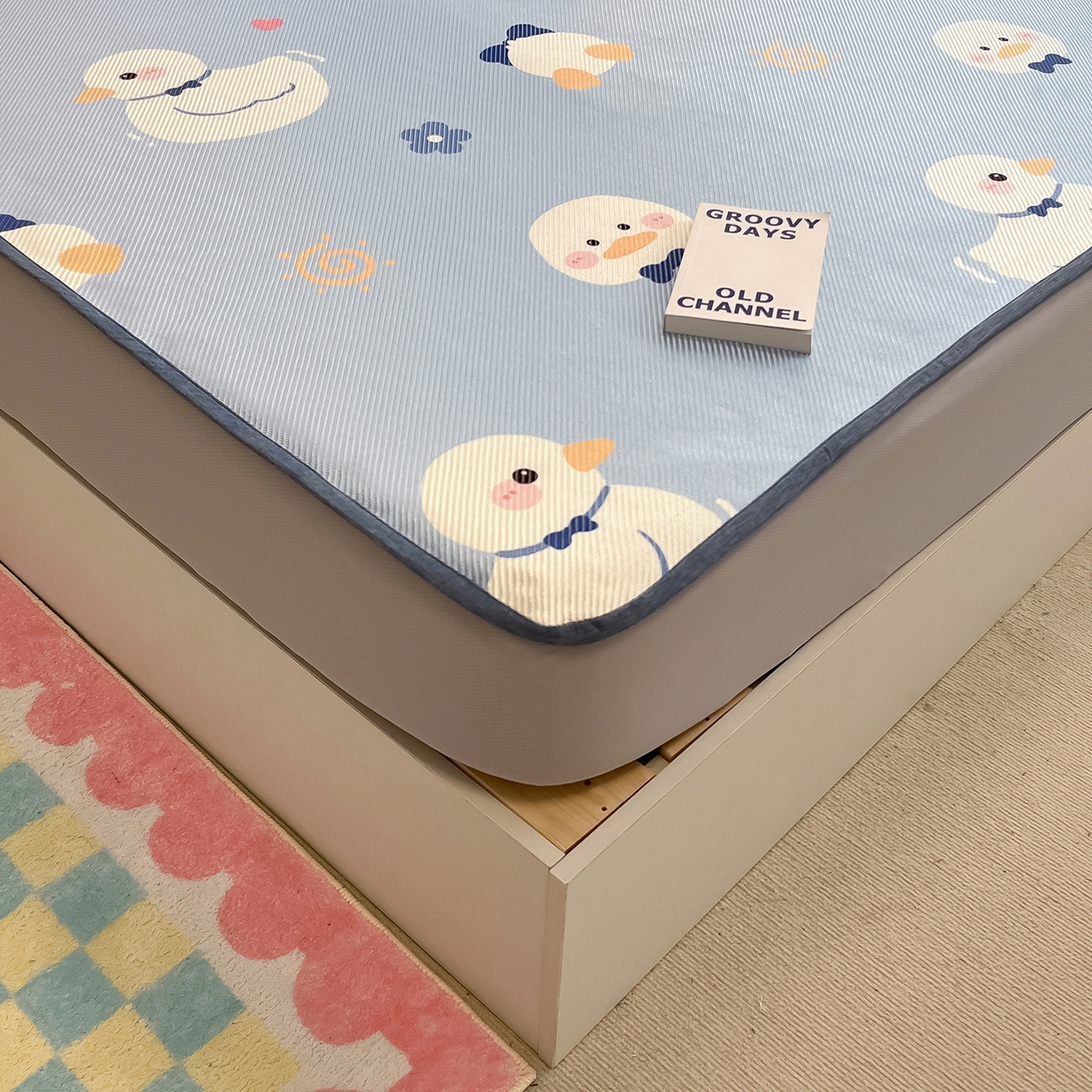 91家纺网 家纺一手货源 找家纺 懒猫家纺 2026春夏新款600D数码印花冰藤凉席席子-床笠款 小鸭子