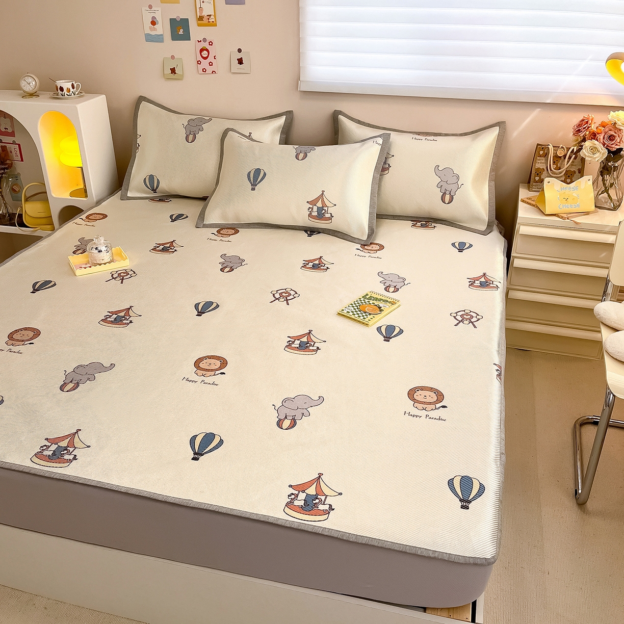 91家纺网 家纺一手货源 找家纺 懒猫家纺 2026春夏新款600D数码印花冰藤凉席席子-床笠款 游乐园