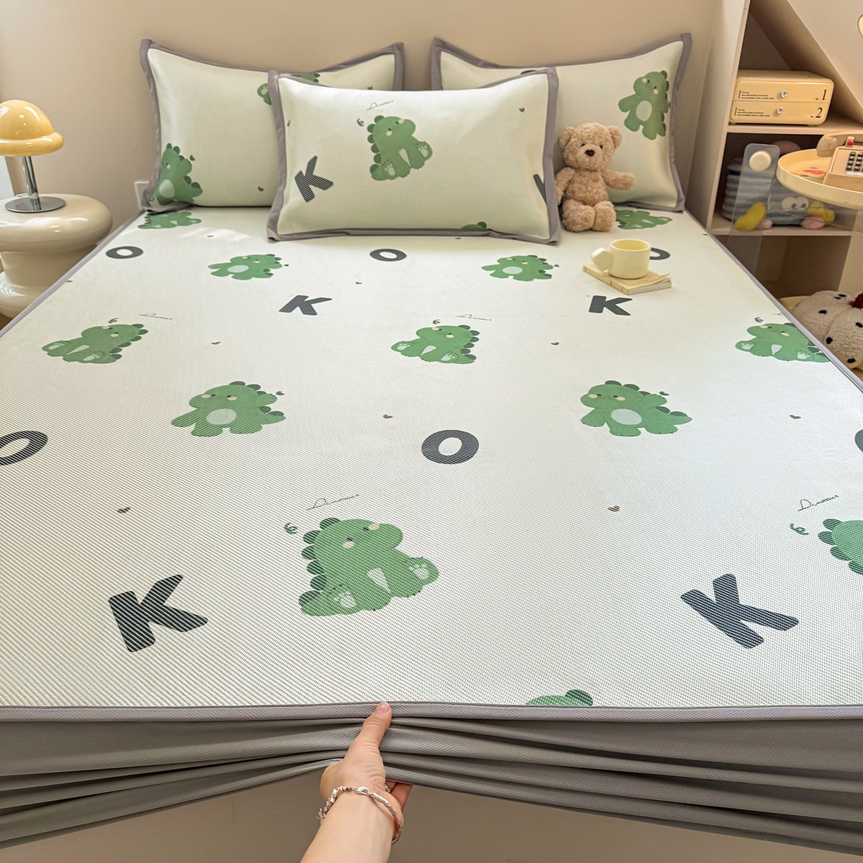 91家纺网 家纺一手货源 找家纺 懒猫家纺 2026春夏新款600D数码印花冰藤凉席席子-床笠款 小恐龙怪兽