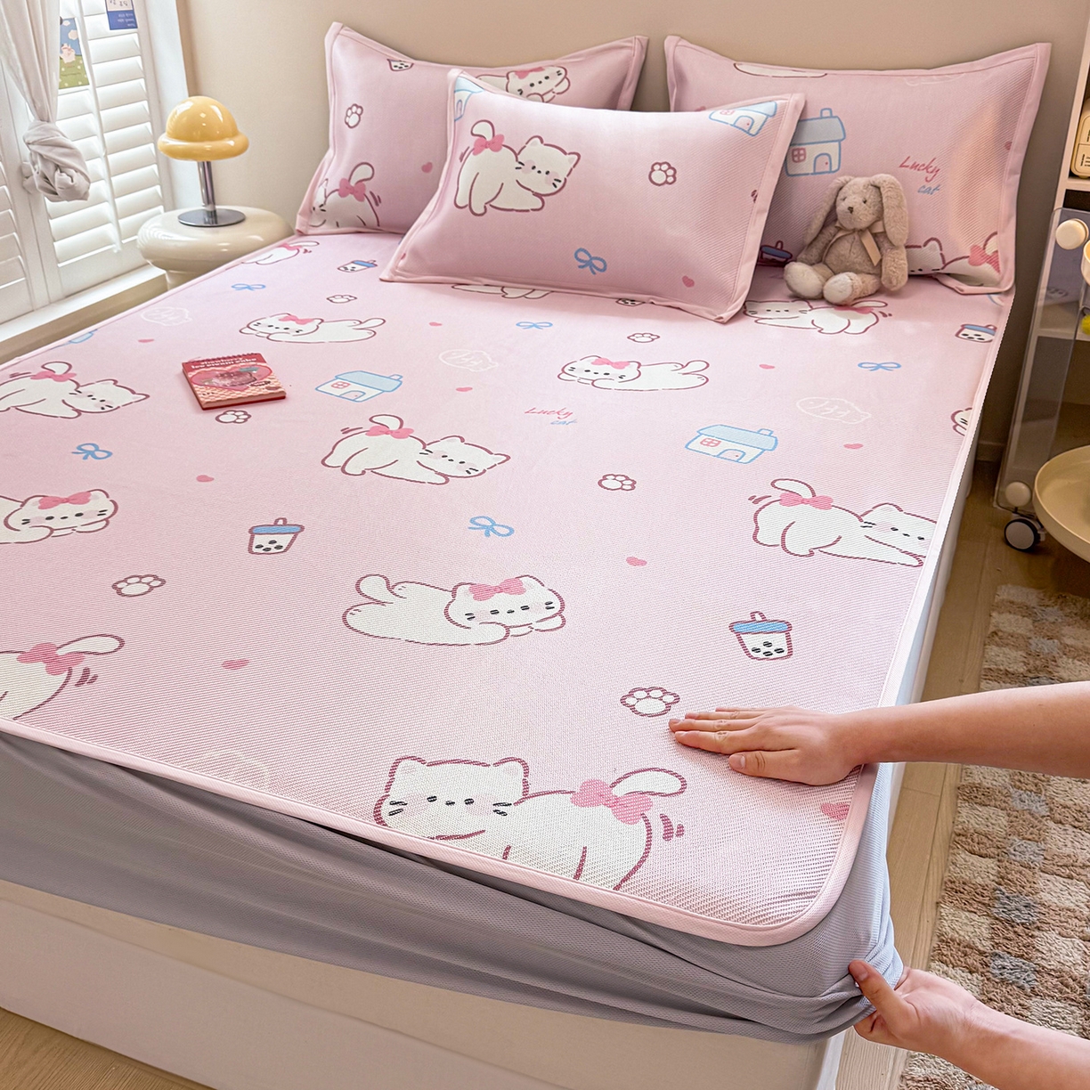 91家纺网 家纺一手货源 找家纺 懒猫家纺 2026春夏新款600D数码印花冰藤凉席席子-床笠款 奶茶猫咪