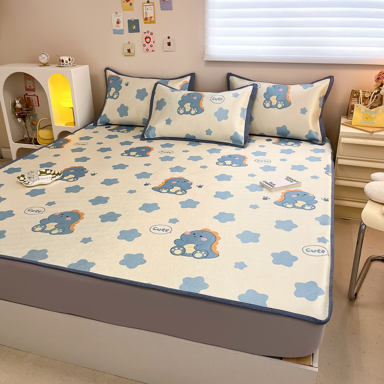 91家纺网 家纺一手货源 找家纺 懒猫家纺 2026春夏新款600D数码印花冰藤凉席席子-床笠款 小恐龙