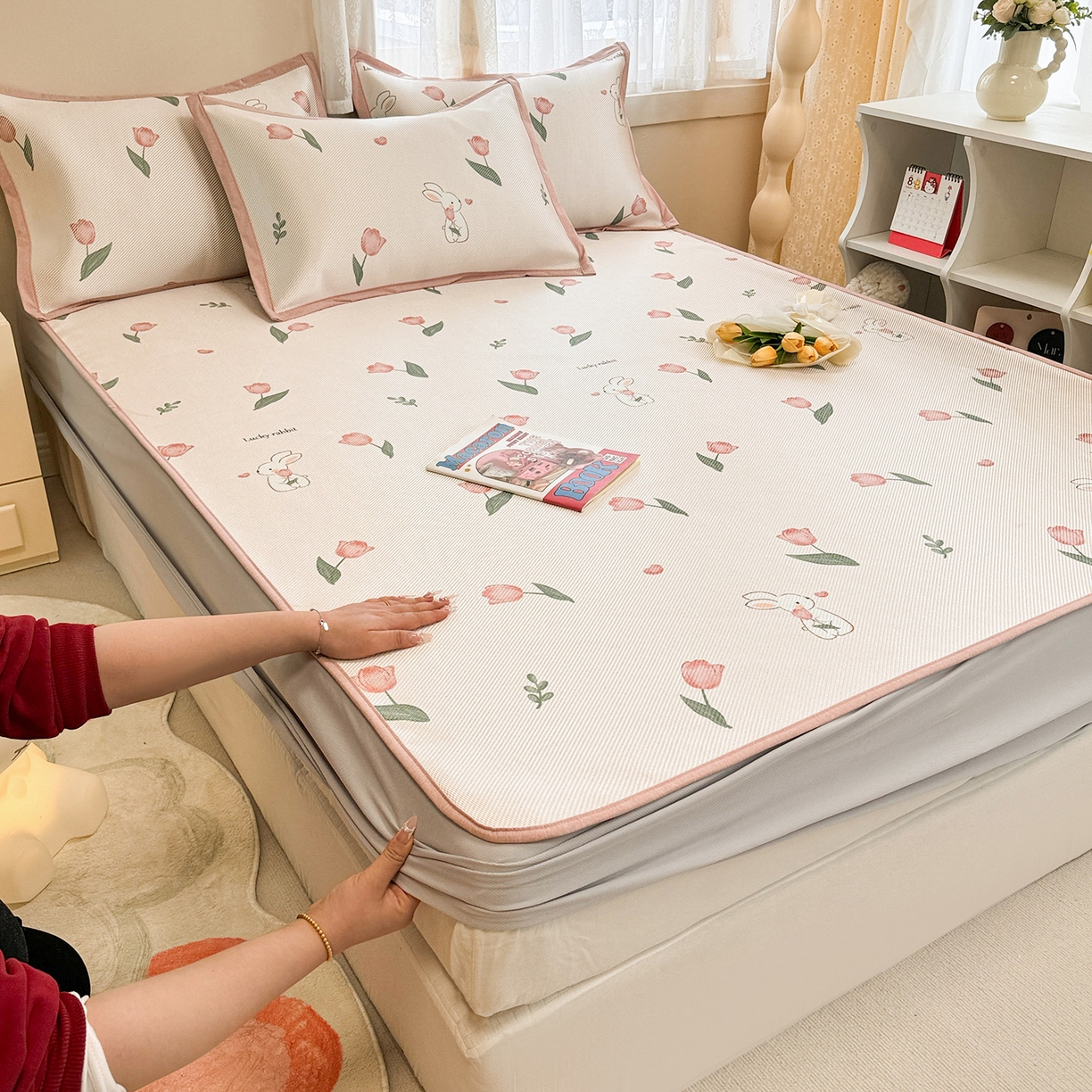 91家纺网 家纺一手货源 找家纺 懒猫家纺 2026春夏新款600D数码印花冰藤凉席席子-床笠款 花田小兔