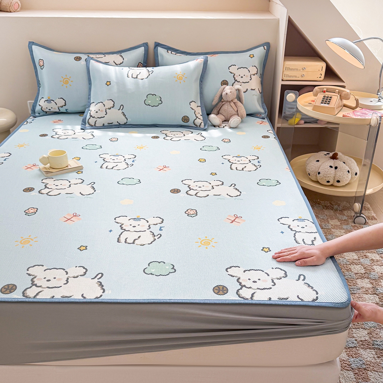 懒猫家纺 2026春夏新款600D数码印花冰藤凉席席子-床笠款 玩耍小狗-蓝