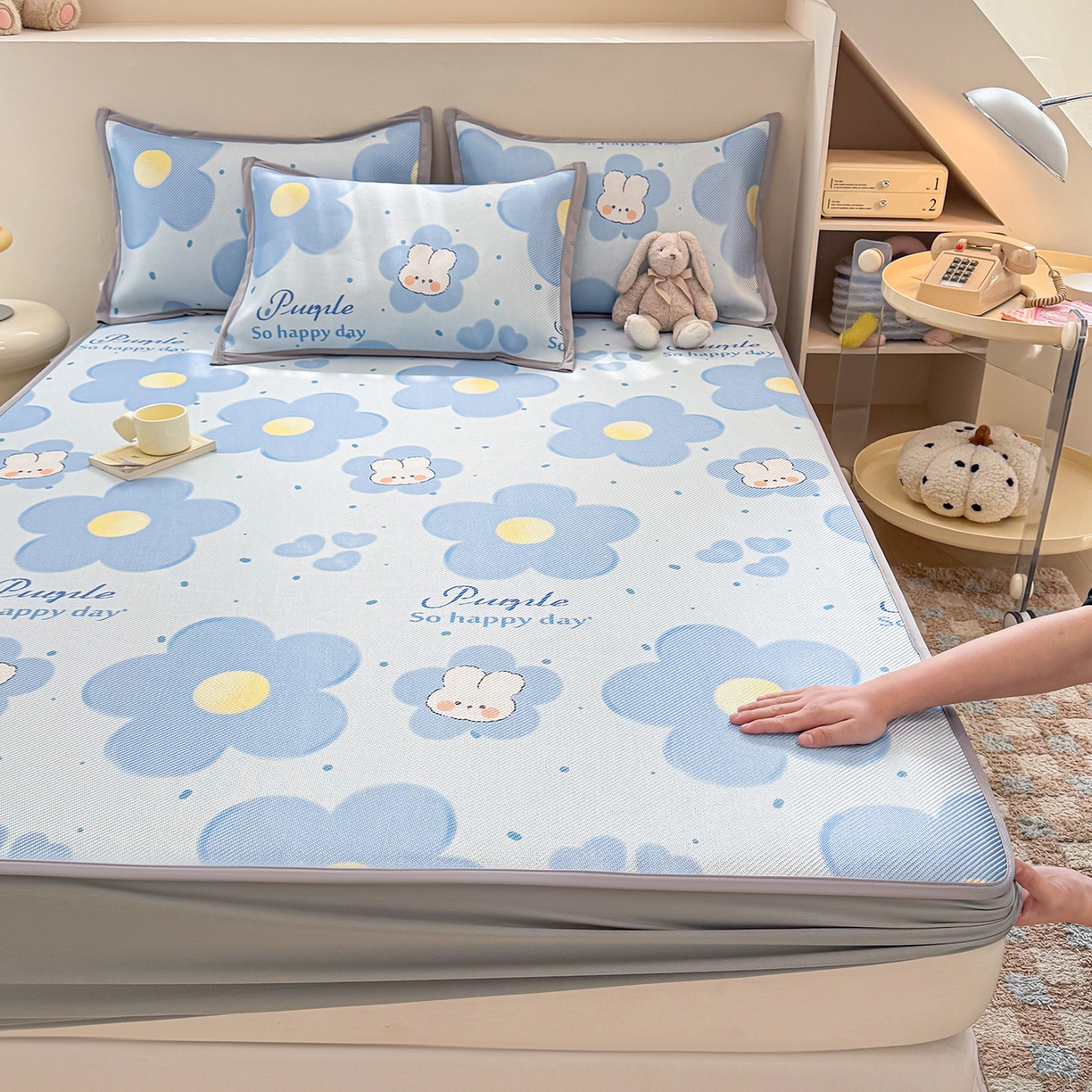 懒猫家纺 2026春夏新款600D数码印花冰藤凉席席子-床笠款 兔兔花开