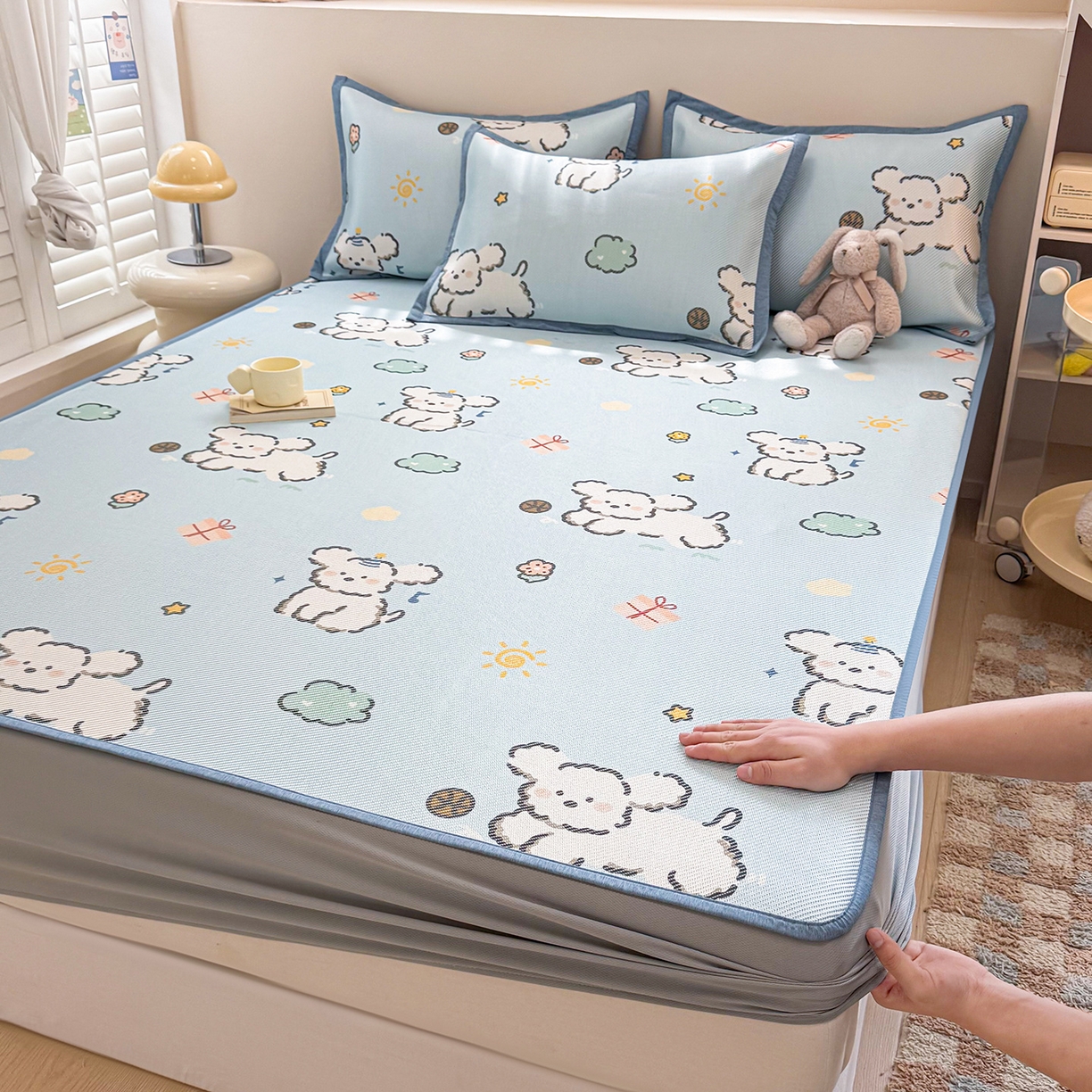 91家纺网 家纺一手货源 找家纺 懒猫家纺 2026春夏新款600D数码印花冰藤凉席席子-床笠款 玩耍小狗-蓝