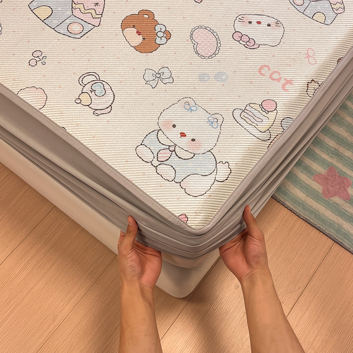 91家纺网 家纺一手货源 找家纺 懒猫家纺 2026春夏新款600D数码印花冰藤凉席席子-床笠款 甜品小屋