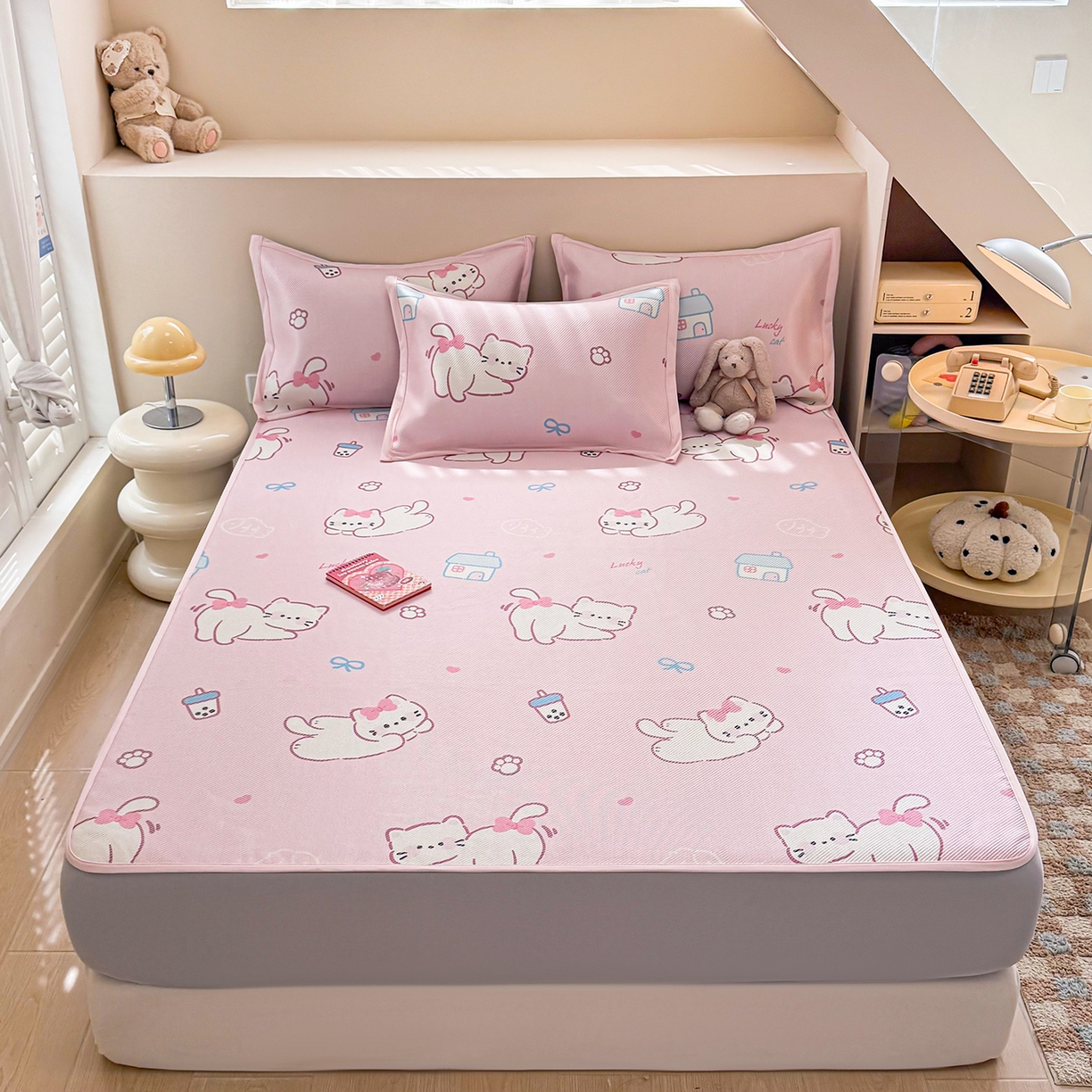 91家纺网 家纺一手货源 找家纺 懒猫家纺 2026春夏新款600D数码印花冰藤凉席席子-床笠款 奶茶猫咪