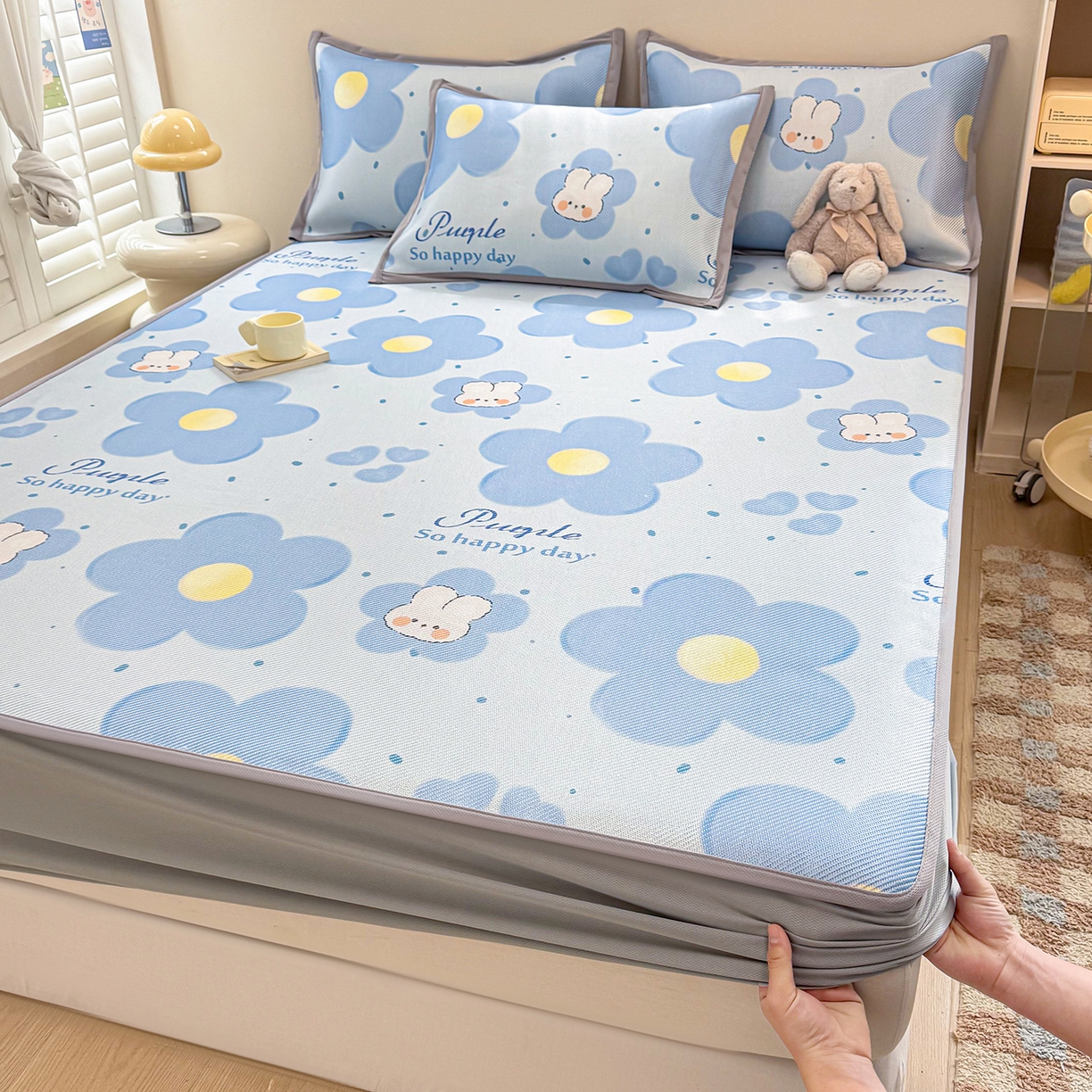 91家纺网 家纺一手货源 找家纺 懒猫家纺 2026春夏新款600D数码印花冰藤凉席席子-床笠款 兔兔花开