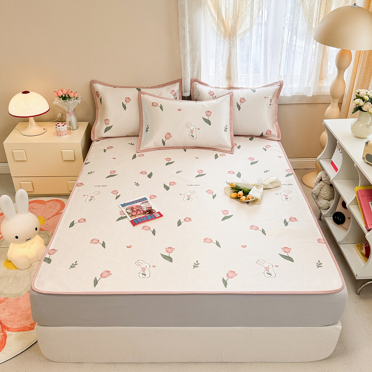 91家纺网 家纺一手货源 找家纺 懒猫家纺 2026春夏新款600D数码印花冰藤凉席席子-床笠款 花田小兔