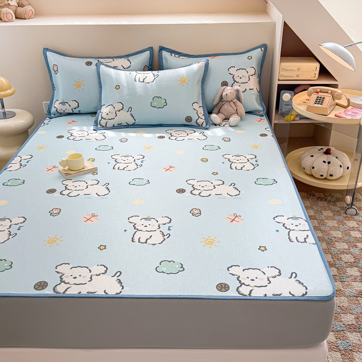 91家纺网 家纺一手货源 找家纺 懒猫家纺 2026春夏新款600D数码印花冰藤凉席席子-床笠款 玩耍小狗-蓝