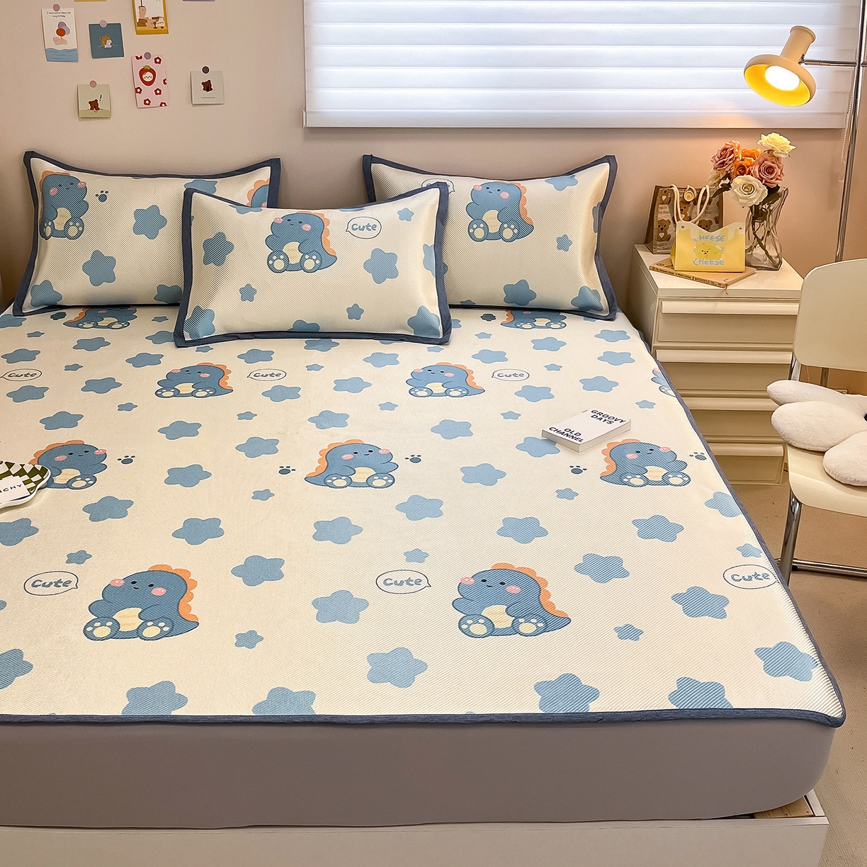 91家纺网 家纺一手货源 找家纺 懒猫家纺 2026春夏新款600D数码印花冰藤凉席席子-床笠款 小恐龙