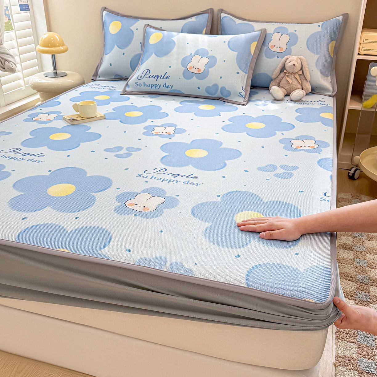 91家纺网 家纺一手货源 找家纺 懒猫家纺 2026春夏新款600D数码印花冰藤凉席席子-床笠款 兔兔花开