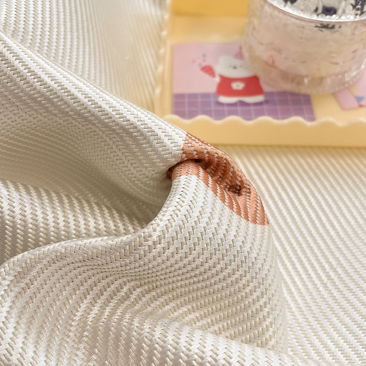 91家纺网 家纺一手货源 找家纺 懒猫家纺 2026春夏新款600D数码印花冰藤凉席席子-床笠款 小熊仔