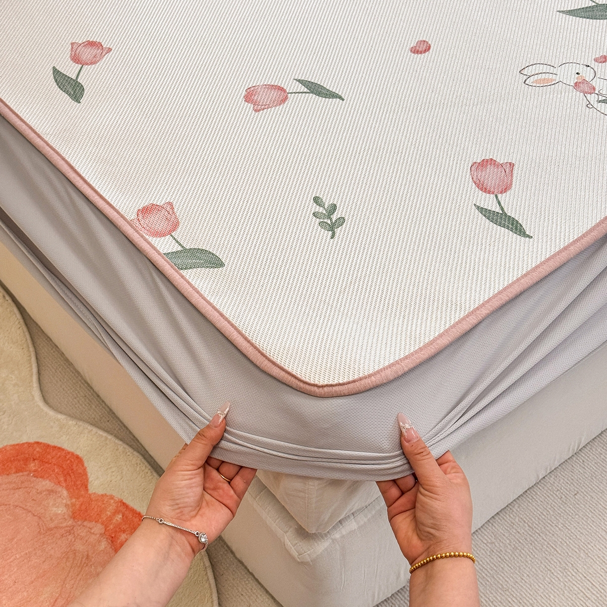 91家纺网 家纺一手货源 找家纺 懒猫家纺 2026春夏新款600D数码印花冰藤凉席席子-床笠款 花田小兔