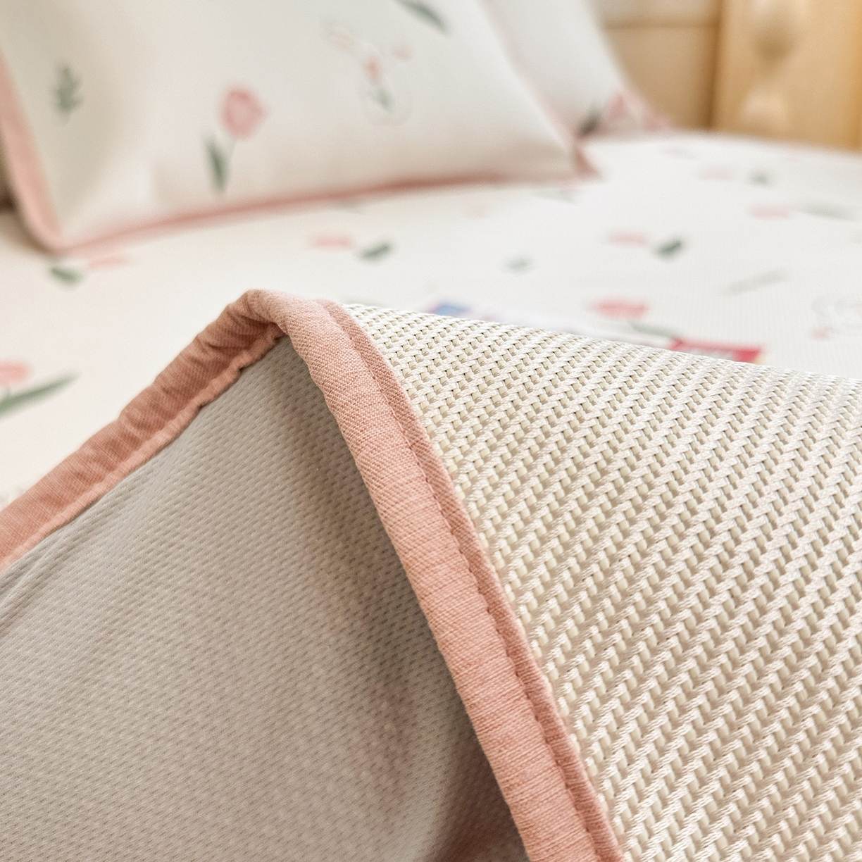 91家纺网 家纺一手货源 找家纺 懒猫家纺 2026春夏新款600D数码印花冰藤凉席席子-床笠款 花田小兔