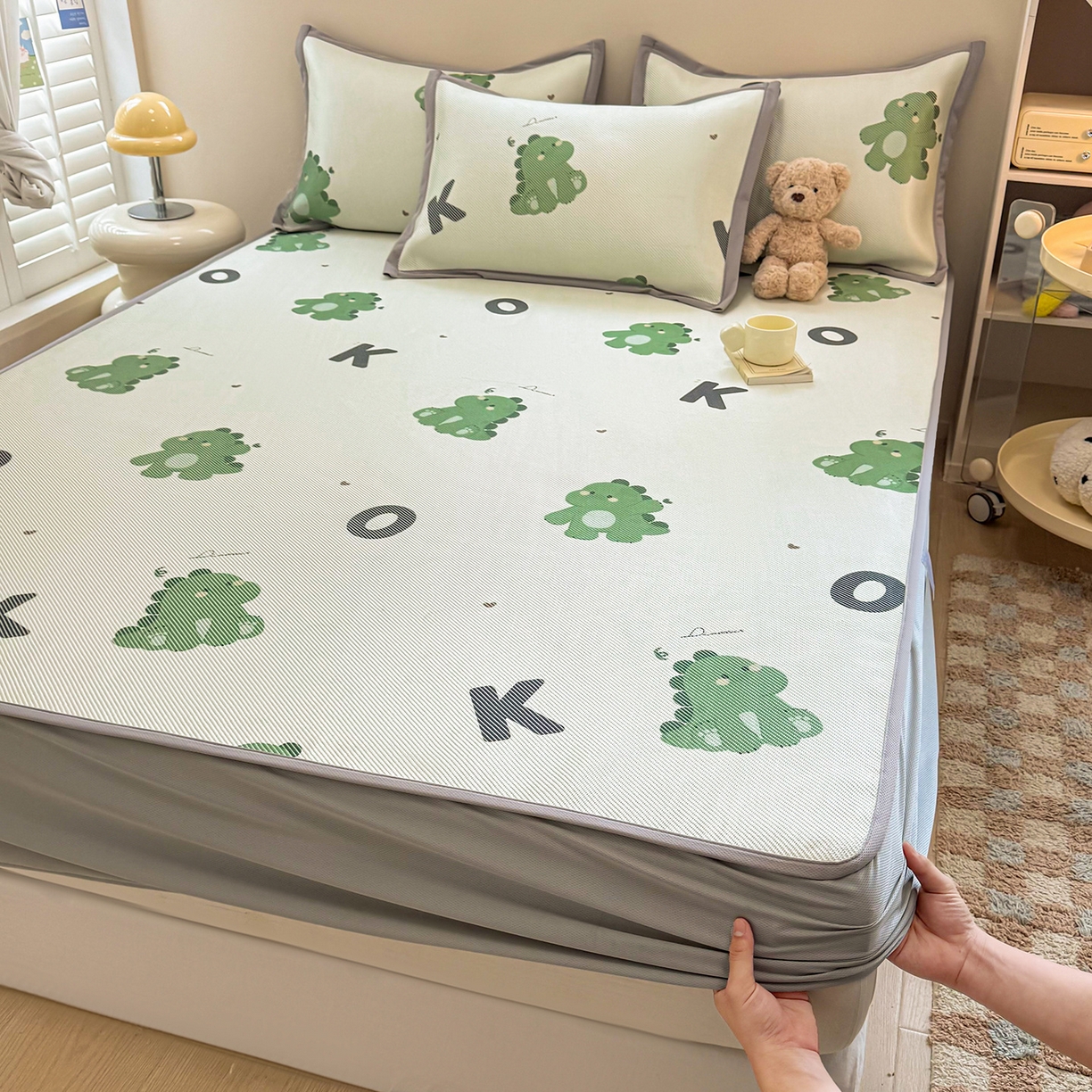 91家纺网 家纺一手货源 找家纺 懒猫家纺 2026春夏新款600D数码印花冰藤凉席席子-床笠款 小恐龙怪兽