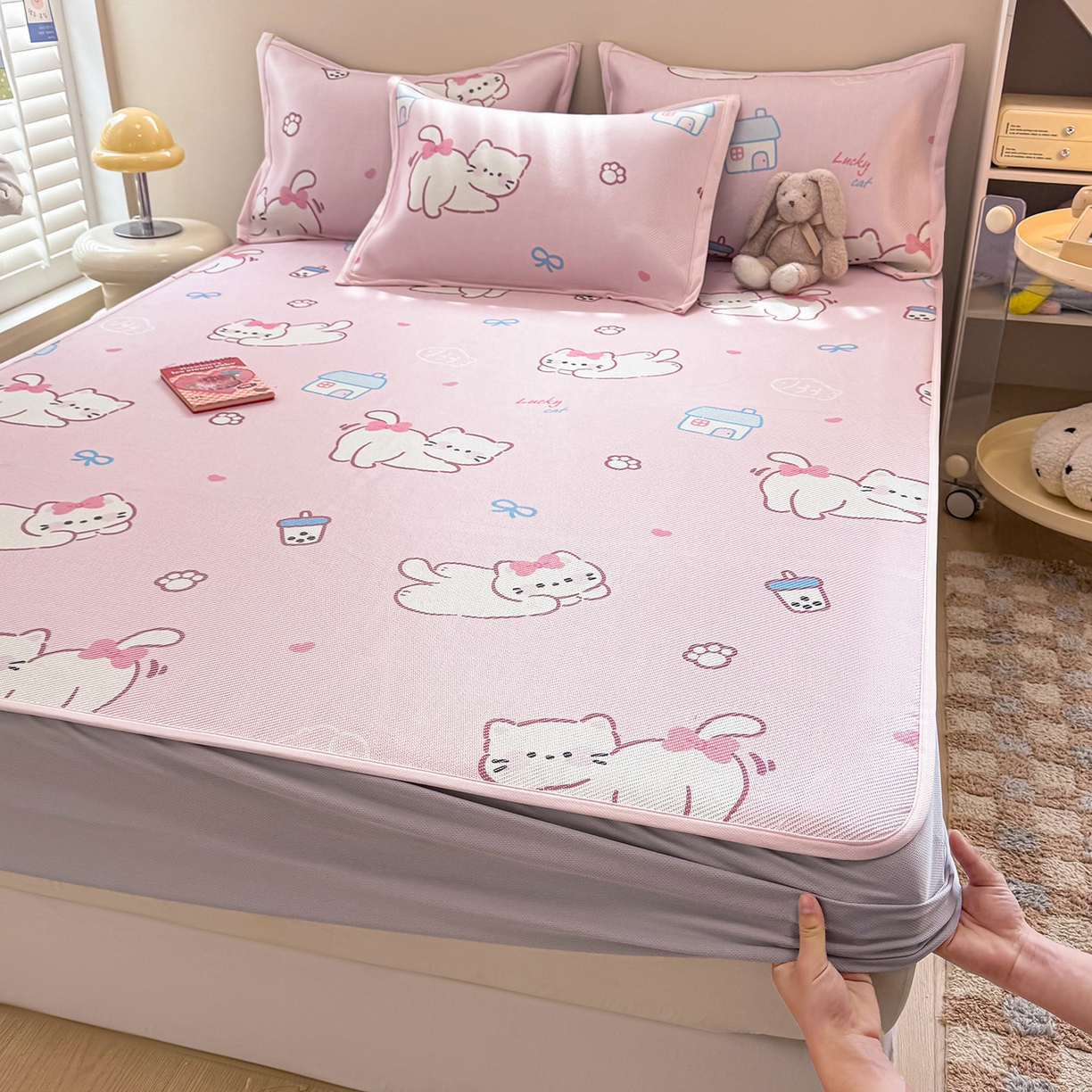 91家纺网 家纺一手货源 找家纺 懒猫家纺 2026春夏新款600D数码印花冰藤凉席席子-床笠款 奶茶猫咪