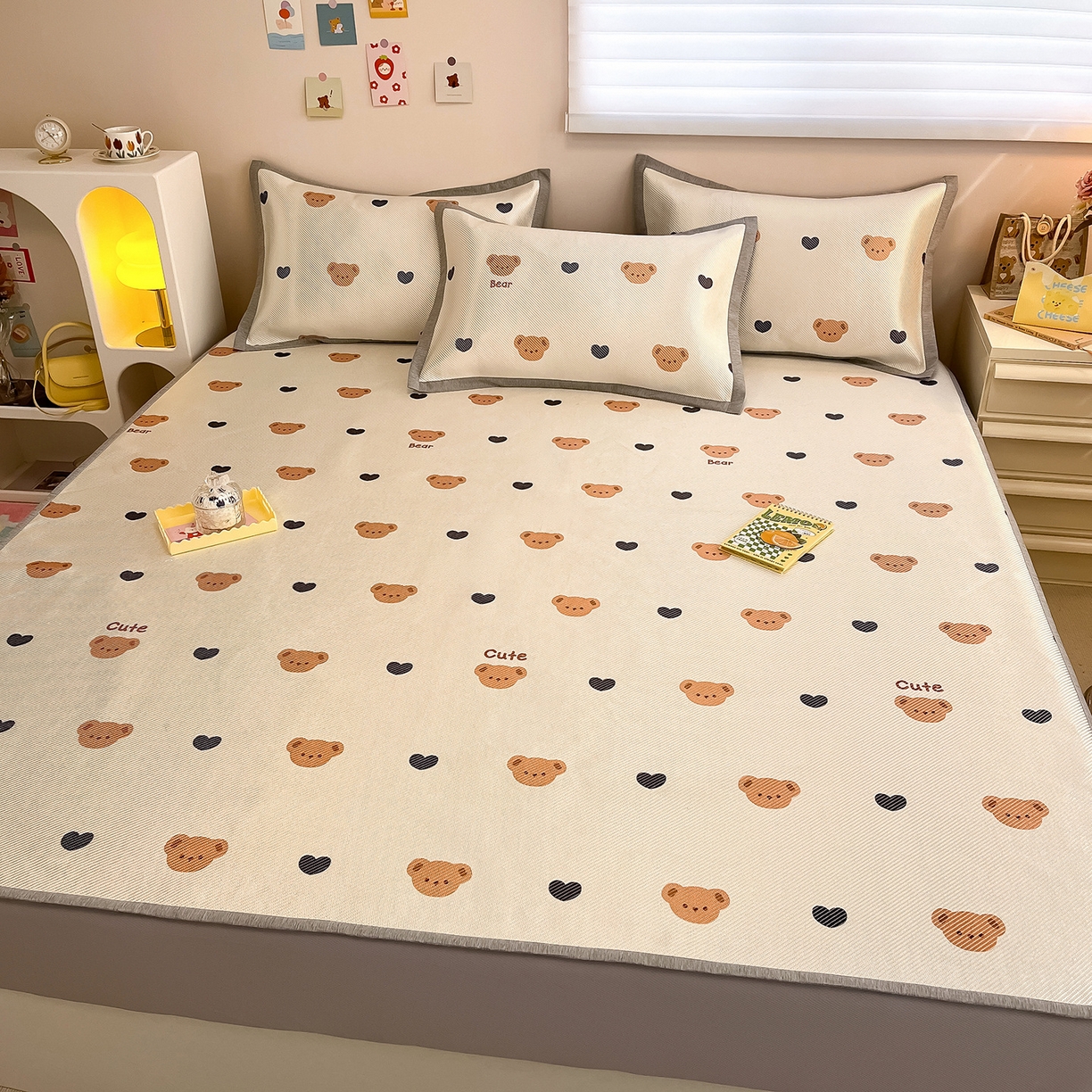 91家纺网 家纺一手货源 找家纺 懒猫家纺 2026春夏新款600D数码印花冰藤凉席席子-床笠款 小熊仔