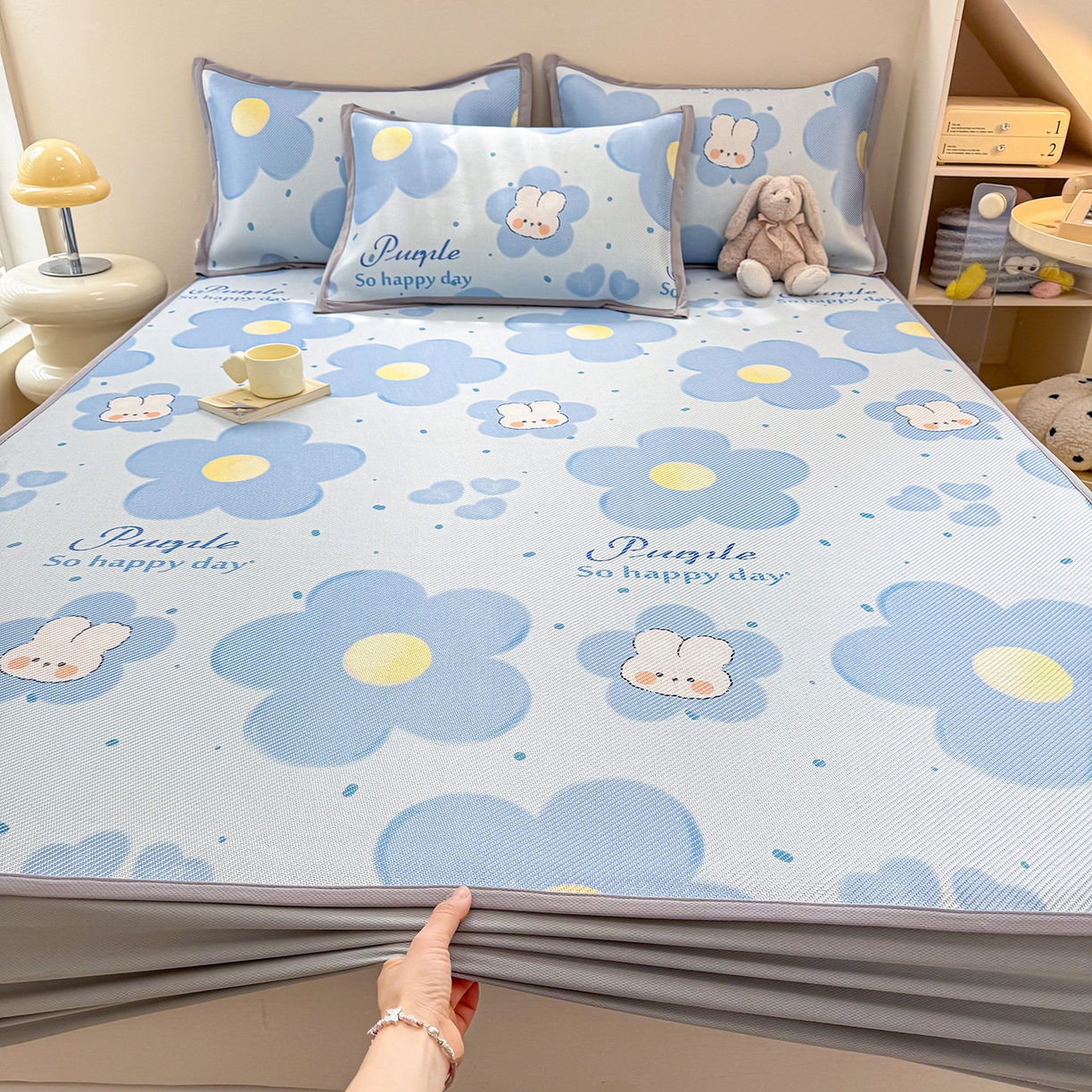 91家纺网 家纺一手货源 找家纺 懒猫家纺 2026春夏新款600D数码印花冰藤凉席席子-床笠款 兔兔花开