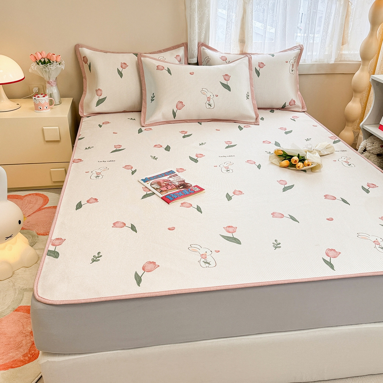 91家纺网 家纺一手货源 找家纺 懒猫家纺 2026春夏新款600D数码印花冰藤凉席席子-床笠款 花田小兔