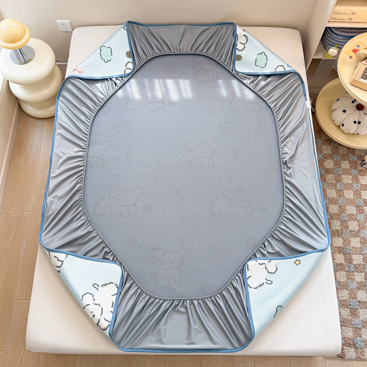 91家纺网 家纺一手货源 找家纺 懒猫家纺 2026春夏新款600D数码印花冰藤凉席席子-床笠款 玩耍小狗-蓝