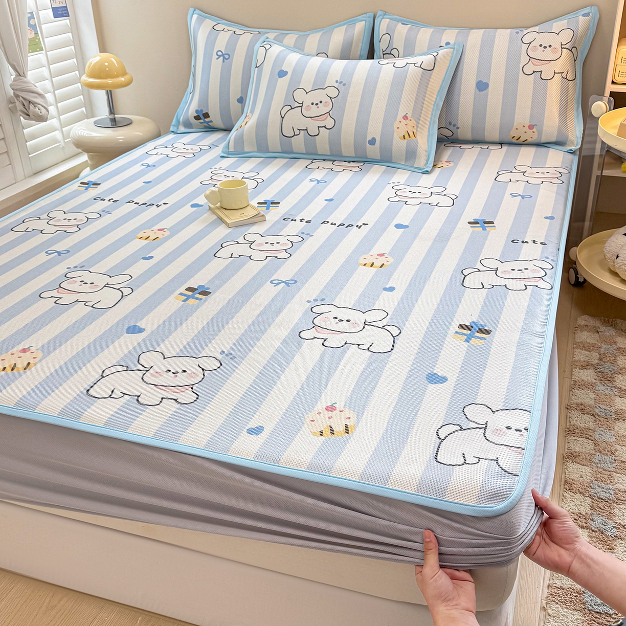 91家纺网 家纺一手货源 找家纺 懒猫家纺 2026春夏新款600D数码印花冰藤凉席席子-床笠款 甜品小狗