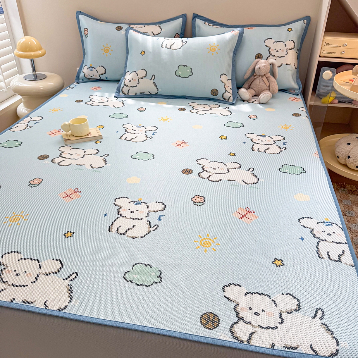 91家纺网 家纺一手货源 找家纺 懒猫家纺 2026春夏新款600D数码印花冰藤凉席席子-床笠款 玩耍小狗-蓝