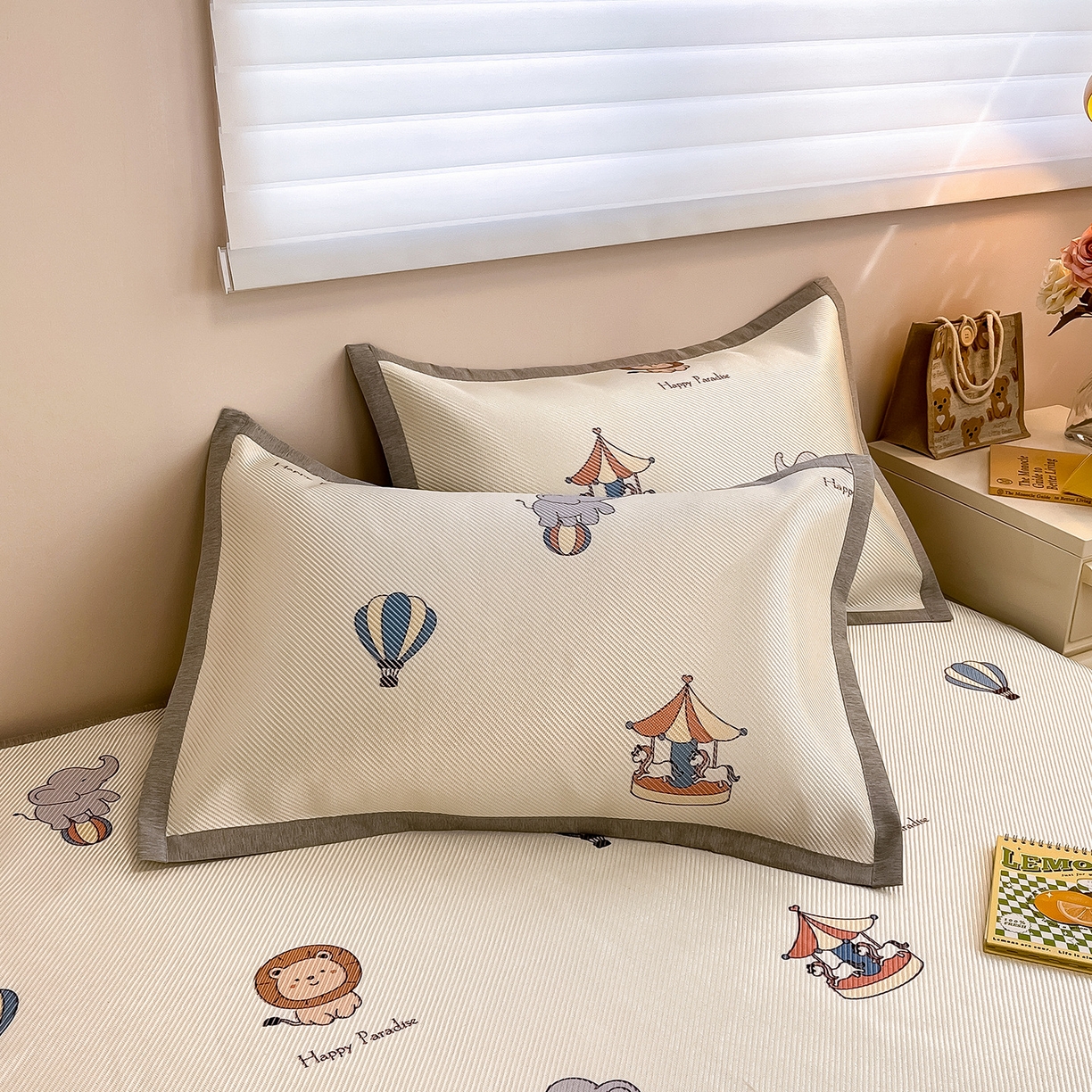 91家纺网 家纺一手货源 找家纺 懒猫家纺 2026春夏新款600D数码印花冰藤凉席席子-床笠款 游乐园