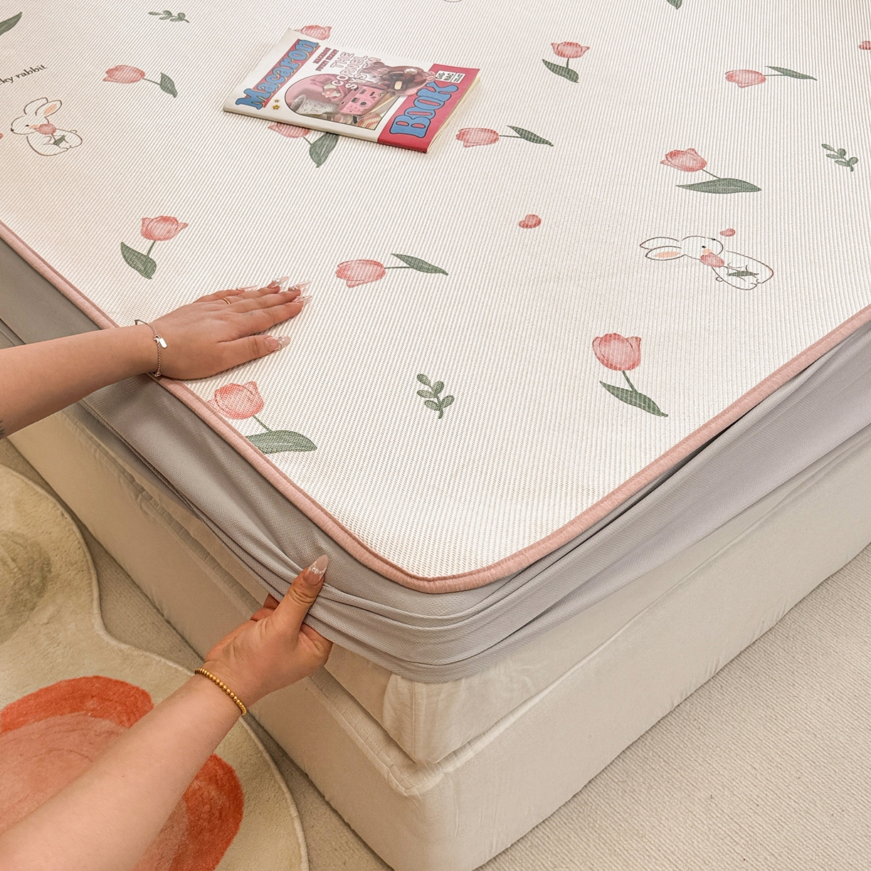 91家纺网 家纺一手货源 找家纺 懒猫家纺 2026春夏新款600D数码印花冰藤凉席席子-床笠款 花田小兔