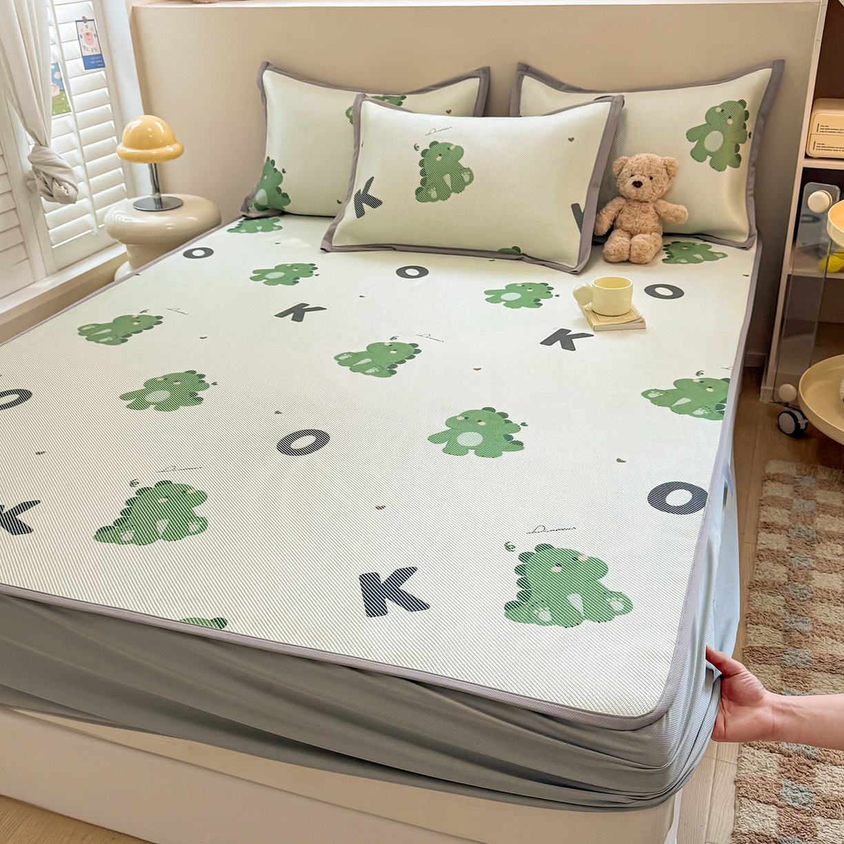 91家纺网 家纺一手货源 找家纺 懒猫家纺 2026春夏新款600D数码印花冰藤凉席席子-床笠款 小恐龙怪兽