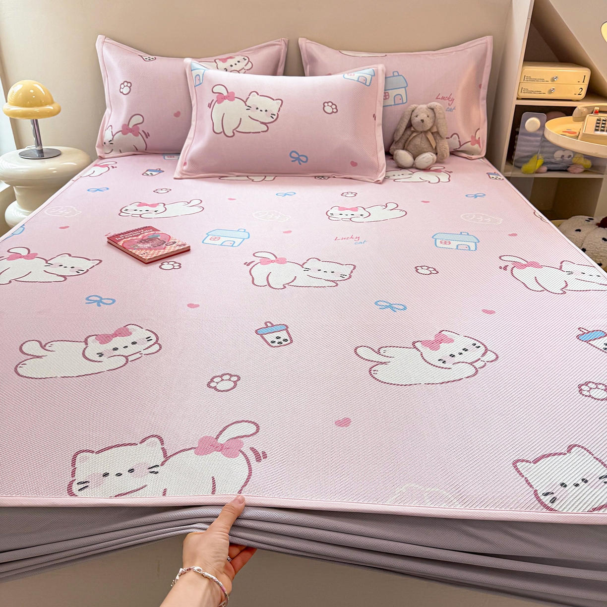 91家纺网 家纺一手货源 找家纺 懒猫家纺 2026春夏新款600D数码印花冰藤凉席席子-床笠款 奶茶猫咪