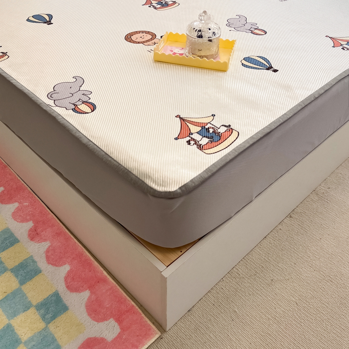 91家纺网 家纺一手货源 找家纺 懒猫家纺 2026春夏新款600D数码印花冰藤凉席席子-床笠款 游乐园