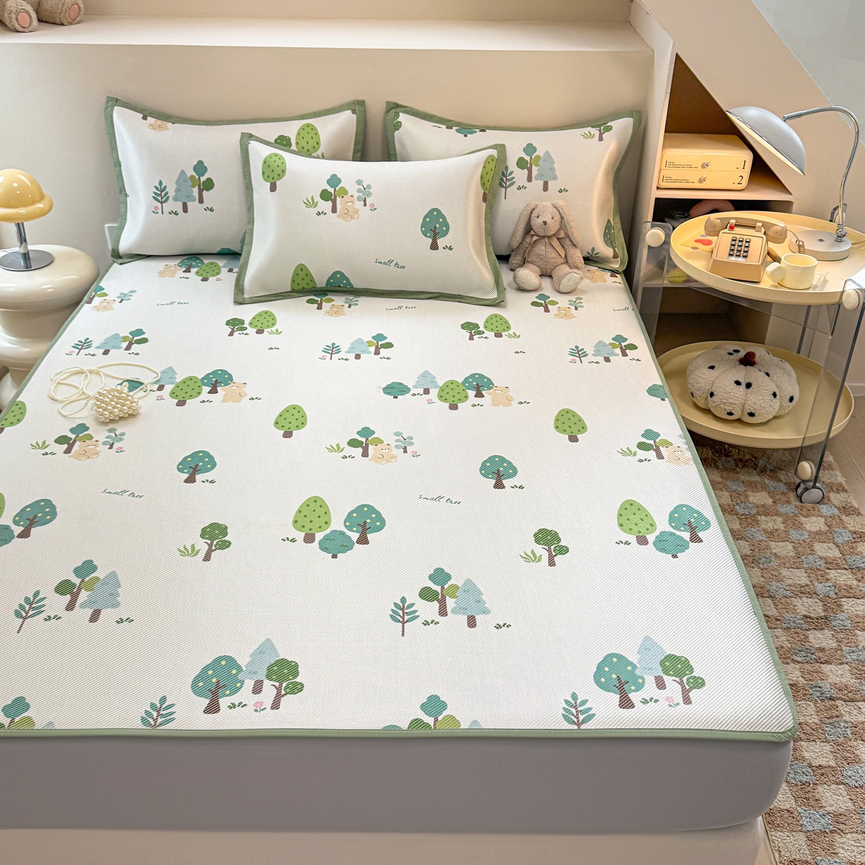 91家纺网 家纺一手货源 找家纺 懒猫家纺 2026春夏新款600D数码印花冰藤凉席席子-床笠款 森林小熊