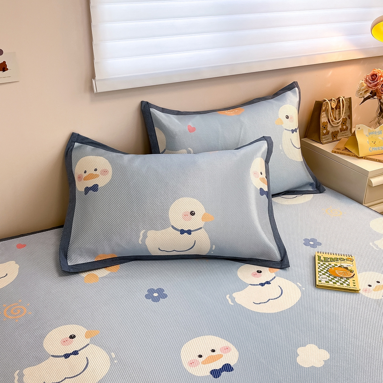 91家纺网 家纺一手货源 找家纺 懒猫家纺 2026春夏新款600D数码印花冰藤凉席席子-床笠款 小鸭子