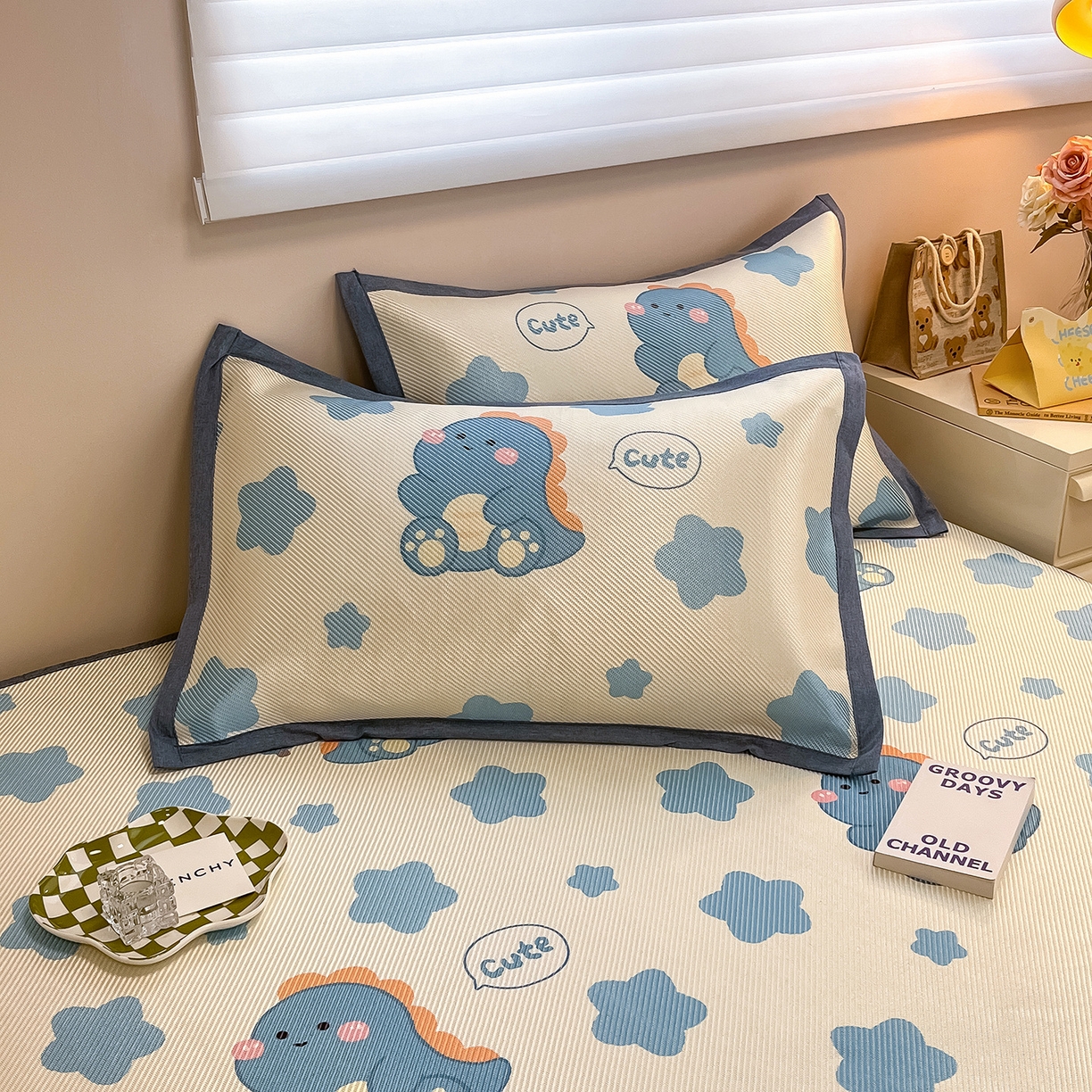 91家纺网 家纺一手货源 找家纺 懒猫家纺 2026春夏新款600D数码印花冰藤凉席席子-床笠款 小恐龙