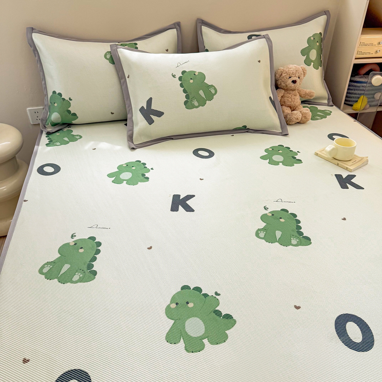 91家纺网 家纺一手货源 找家纺 懒猫家纺 2026春夏新款600D数码印花冰藤凉席席子-床笠款 小恐龙怪兽