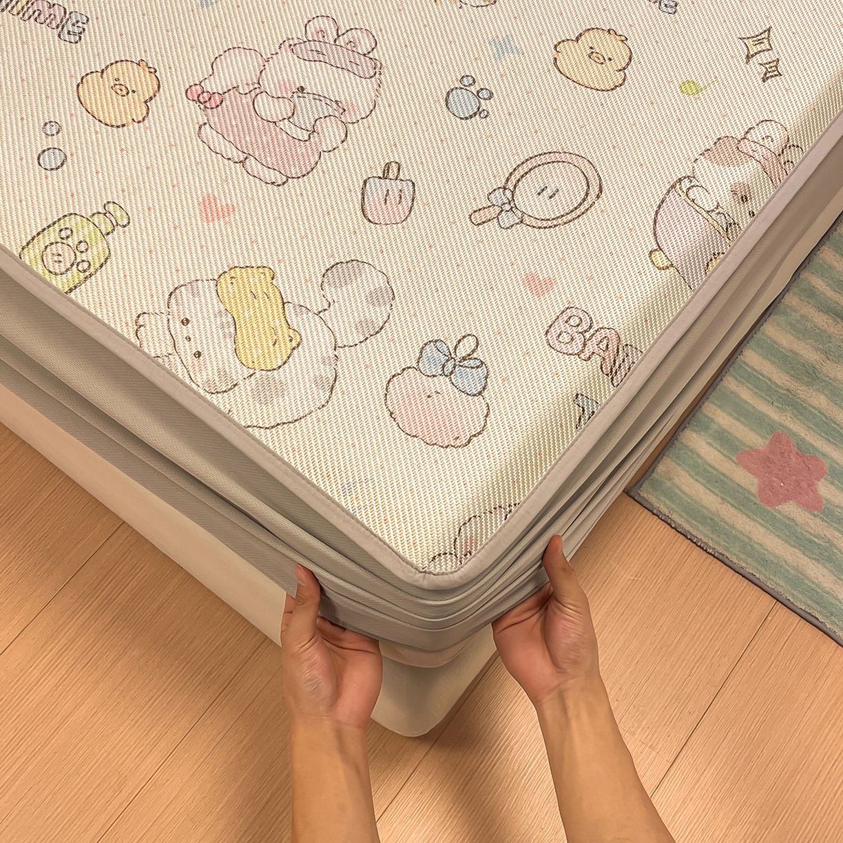 91家纺网 家纺一手货源 找家纺 懒猫家纺 2026春夏新款600D数码印花冰藤凉席席子-床笠款 小猫泡泡浴