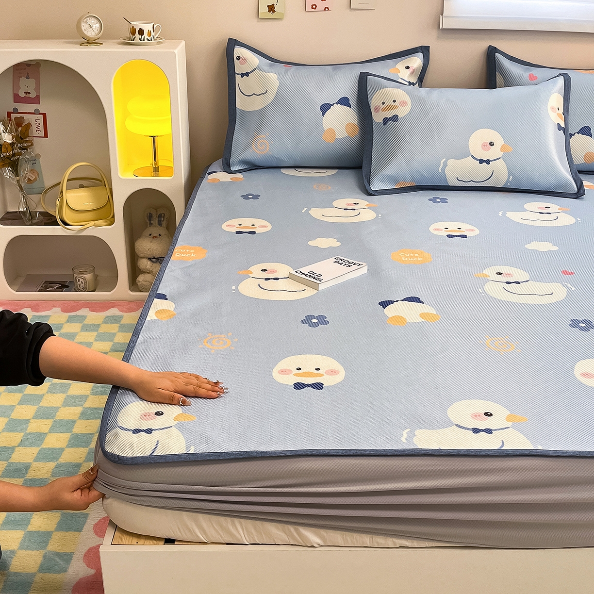 懒猫家纺 2026春夏新款600D数码印花冰藤凉席席子-床笠款 小鸭子