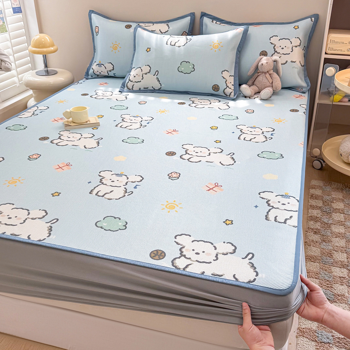 91家纺网 家纺一手货源 找家纺 懒猫家纺 2026春夏新款600D数码印花冰藤凉席席子-床笠款 玩耍小狗-蓝