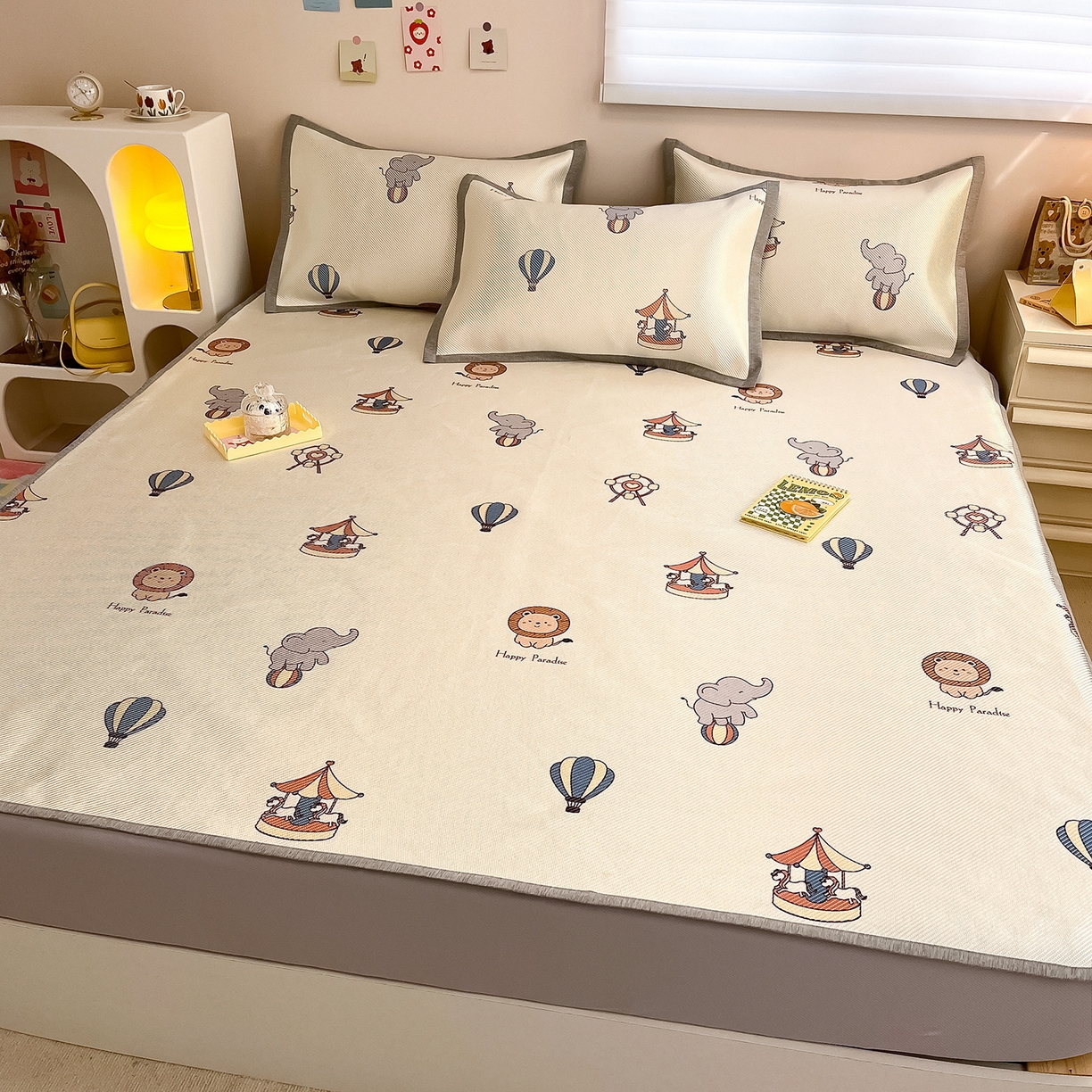 91家纺网 家纺一手货源 找家纺 懒猫家纺 2026春夏新款600D数码印花冰藤凉席席子-床笠款 游乐园